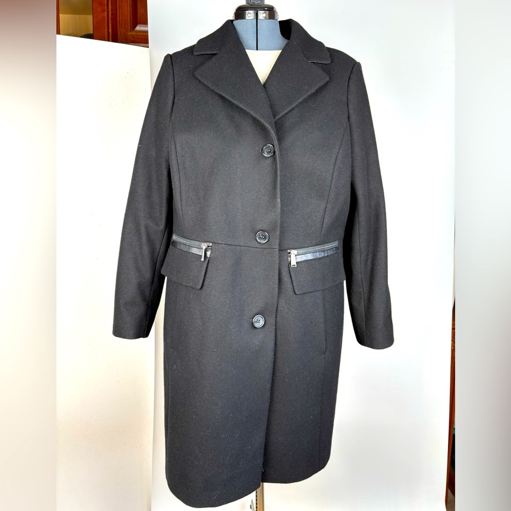 DKNY black winter coat with leather detail on sleeves and zipper pockets 2X